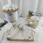 Kutuda Çiçek, Cam Kutu Söz Nişan Çikolatası ve Dekoratif Tepsi Söz Nişan Çikolatası