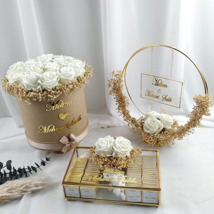 Kutuda Çiçek, Cam Kutu Söz Nişan Çikolatası ve Dekoratif İsimlik - Görsel 3