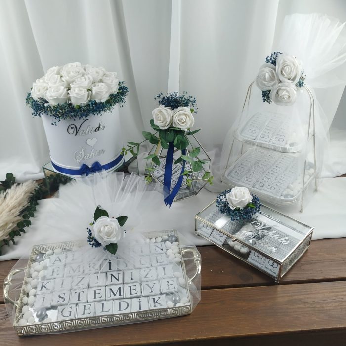 Kutuda Çiçek, Katlı Sunumluk Söz Nişan Çikolatası, Piramit Kutu Söz Nişan Çikolatası, Cam Kutu Söz Nişan Çikolatası ve Dekoratif Tepsi Söz Nişan Çikolatası - Görsel 1