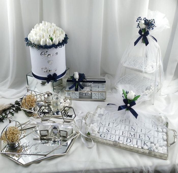 Prizma Tepsi Seti, Kutuda Çiçek, Katlı Sunumluk Söz Nişan Çikolatası, Dekoratif Tepsi Söz Nişan Çikolatası ve Cam Kutu Söz Nişan Çikolatası - Görsel 1