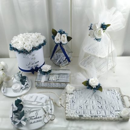 Epoksi Tepsi Seti, Kutuda Çiçek, Katlı Sunumluk Söz Nişan Çikolatası, Dekoratif Tepsi Söz Nişan Çikolatası, Cam Kutu Söz Nişan Çikolatası ve Piramit Kutu Söz Nişan Çikolatası