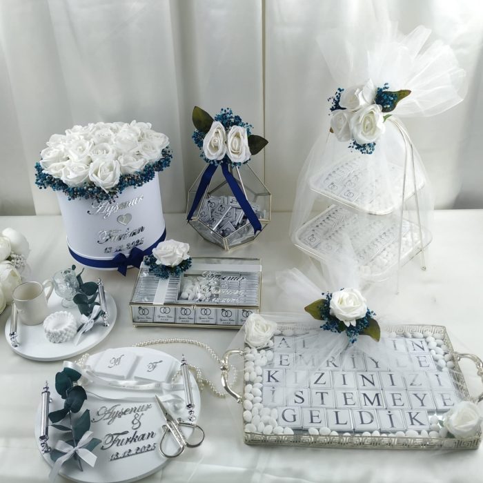 Epoksi Tepsi Seti, Kutuda Çiçek, Katlı Sunumluk Söz Nişan Çikolatası, Dekoratif Tepsi Söz Nişan Çikolatası, Cam Kutu Söz Nişan Çikolatası ve Piramit Kutu Söz Nişan Çikolatası - Görsel 1