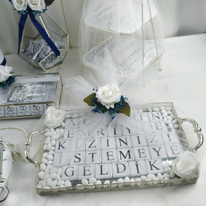 Epoksi Tepsi Seti, Kutuda Çiçek, Katlı Sunumluk Söz Nişan Çikolatası, Dekoratif Tepsi Söz Nişan Çikolatası, Cam Kutu Söz Nişan Çikolatası ve Piramit Kutu Söz Nişan Çikolatası - Görsel 3