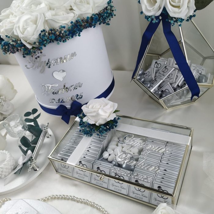 Epoksi Tepsi Seti, Kutuda Çiçek, Katlı Sunumluk Söz Nişan Çikolatası, Dekoratif Tepsi Söz Nişan Çikolatası, Cam Kutu Söz Nişan Çikolatası ve Piramit Kutu Söz Nişan Çikolatası - Görsel 4